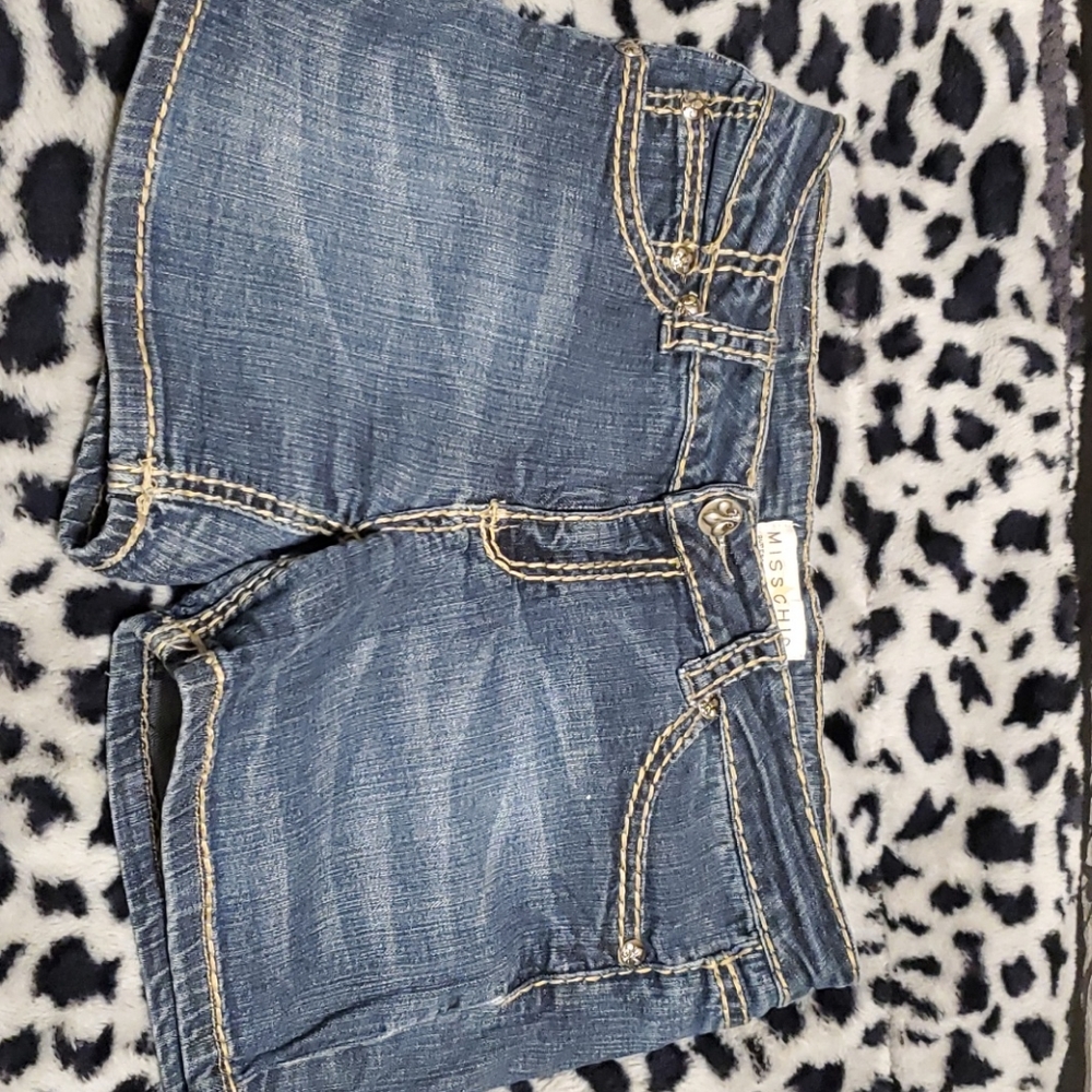 Miss Chic detailed embroidered short.